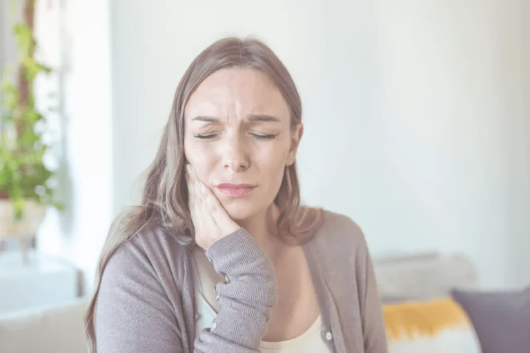 Servicios 1 Mujer con dolor de mandíbula