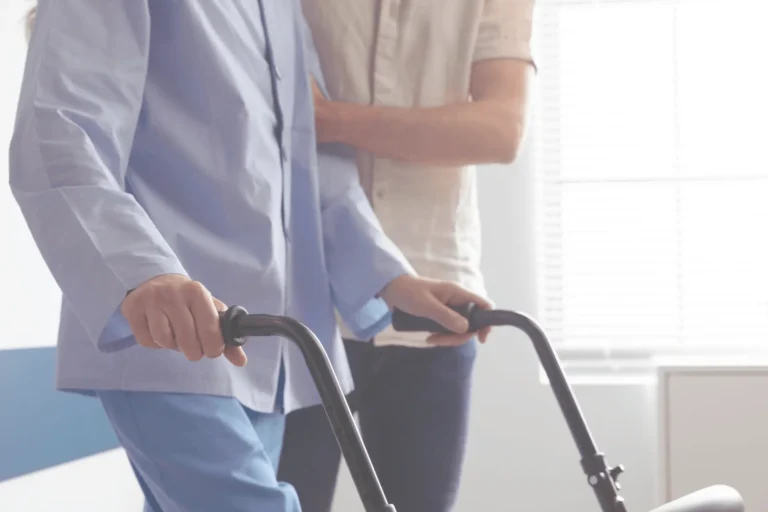 Servicios 10 Fisioterapeuta ayudando a caminar a un paciente tras cirugía de rodilla en Málaga