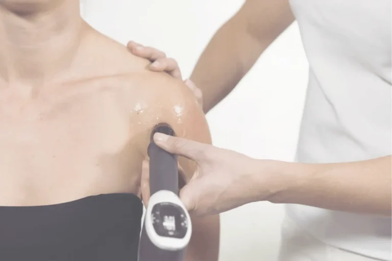 Servicios 5 Fisioterapeuta aplicando ondas de choque en tendinitis de supraespinoso de una paciente en Málaga